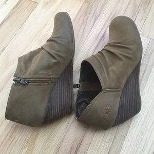 Blowfish Baez in color earth fawn